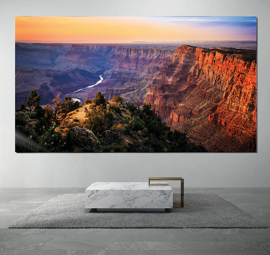 Beitragsbild Mood Samsung Image showing huge samsung tv screen on a wall in a living environment